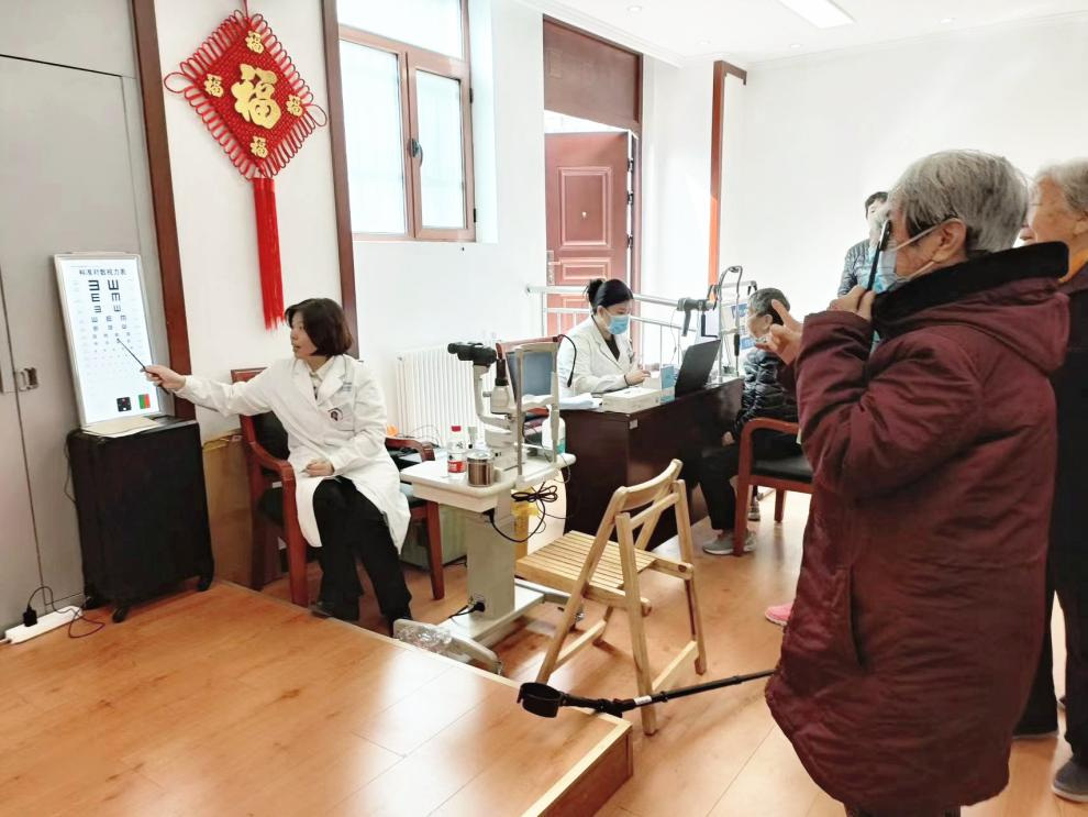 “善德光明行”為管莊干休所離退休干部進(jìn)行眼健康服務(wù)